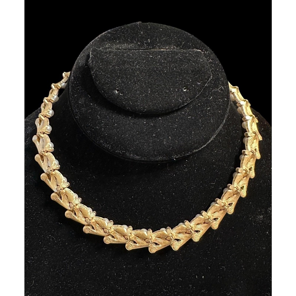 Vintage Trifari Brushed Goldtone Leaf Pearl Rhinestone Necklace - Picture 7 of 7